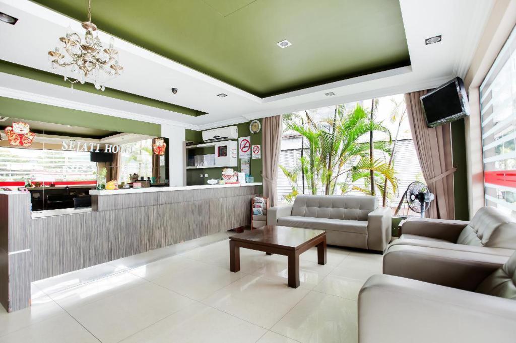 Sejati Hotel Sitiawan Luaran gambar